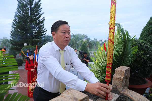 Ủy viên Ban TVTU, Trưởng ban Dân vận Tỉnh ủy Đào Văn Phước dâng hương tại Đài tưởng niệm liệt sĩ. Ảnh: Huy Anh