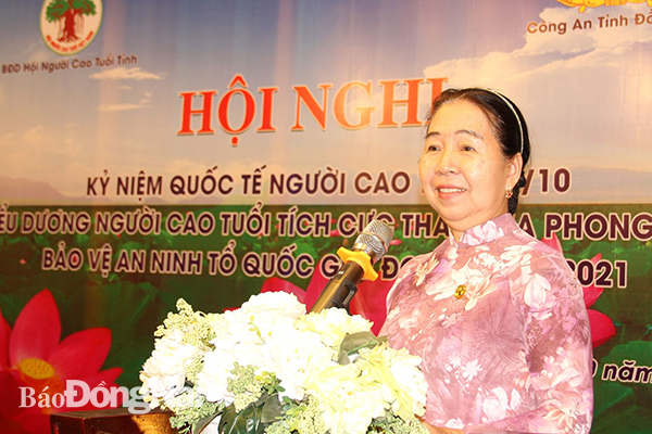 Bà Nguyễn Thị Kim Liên, Trưởng Ban đại diện Hội NCT tỉnh phát biểu tại hội nghị.
