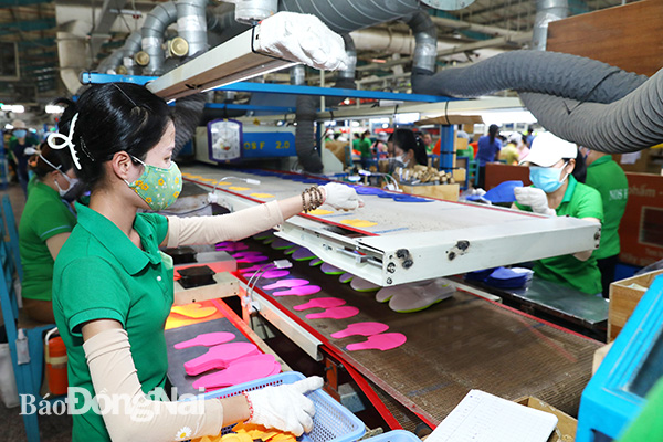 Hiện có nhiều doanh nghiệp đã ứng dụng máy móc hiện đại để tự động hóa các khâu trong sản xuất, thay thế bớt lao động Trong ảnh: Sản xuất tại Công ty TNHH Changshin Việt Nam (H.Vĩnh Cửu) Ảnh: HUY ANH