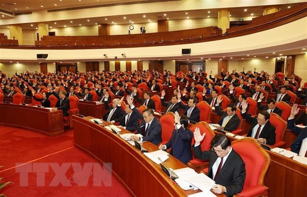 Các đồng chí lãnh đạo Đảng, Nhà nước và các đại biểu biểu quyết thông qua chương trình hội nghị trong ngày khai mạc. Ảnh: TTXVN