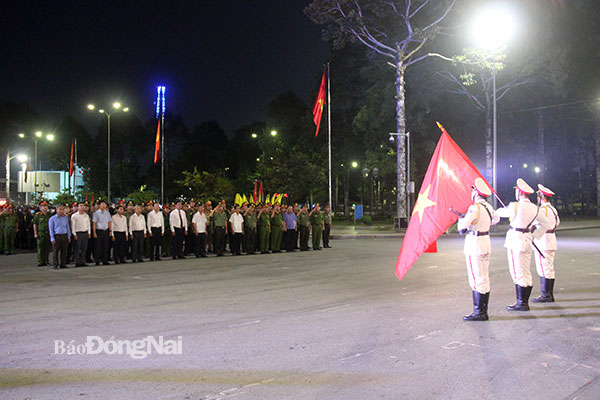Các đại biểu thực hiện nghi thức chào cờ tại buổi lễ