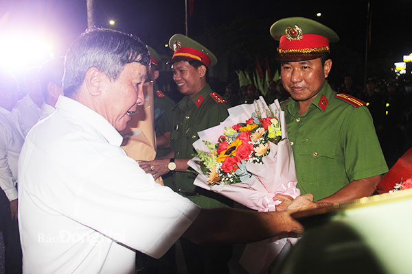 Phó bí thư Thường trực Tỉnh ủy Hồ Thanh Sơn tặng hoa cho đại diện các tổ tuần tra thuộc Tổ công tác 161