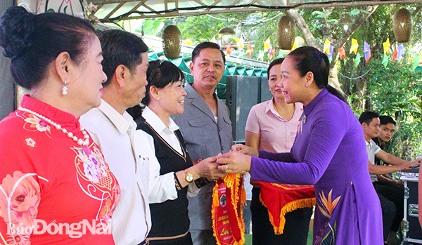 Phó giám đốc Sở VH-TTDL Nguyễn Thị Mộng Bình trao cờ lưu niệm cho các đơn vị tham gia Liên hoan văn nghệ Người cao tuổi tỉnh Đồng Nai năm 2022