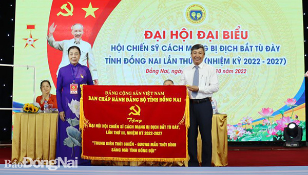 Phó bí thư thường trực Tỉnh ủy Hồ Thanh Sơn trao bức trướng chúc mừng đại hội