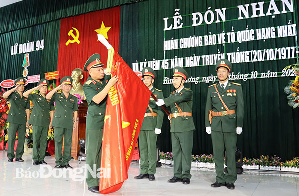 Trung tướng Lê Quang Minh trao Huân chương Bảo vệ Tổ quốc hạng Nhất cho Lữ đoàn 94