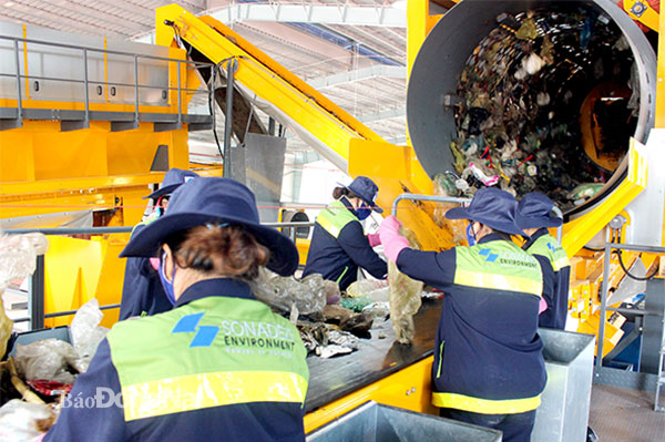 Phân loại rác thải sinh hoạt bằng máy và thủ công tại Khu xử lý chất thải ở xã Vĩnh Tân (H.Vĩnh Cửu). Ảnh: H.Lộc