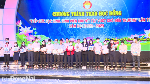Phó chủ tịch UBND tỉnh Nguyễn Sơn Hùng trao học bổng cho các học sinh khuyết tật