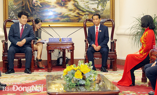 Chủ tịch HĐND tỉnh Thái Bảo trao đổi về hoạt động của HĐND tỉnh tới đoàn công tác