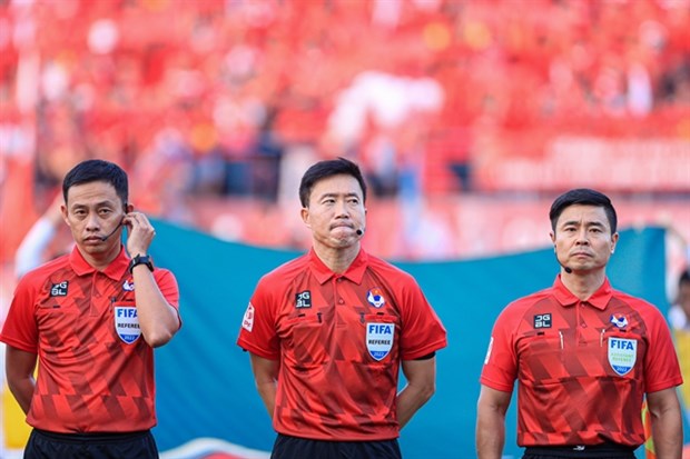 Referee Kim Dae-yong (middle), assistant Song Bong-keun (right) and assistant Ngo Duy Lan in the match between Hai Phong and Hanoi on October 23. (Photo: thanhnien.vn)