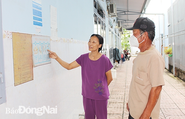 Bà Nguyễn Thị Nhung, chủ khu nhà trọ văn hóa ở KP.8, P.Tân Phong (TP.Biên Hòa) giới thiệu tiêu lệnh phòng cháy, chữa cháy tại khu nhà trọ