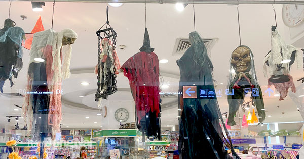 Nhà sách trong Trung tâm mua sắm Vincom Biên Hòa trưng bày nhiều đồ vật có chủ đề Halloween. Ảnh: T.Trang