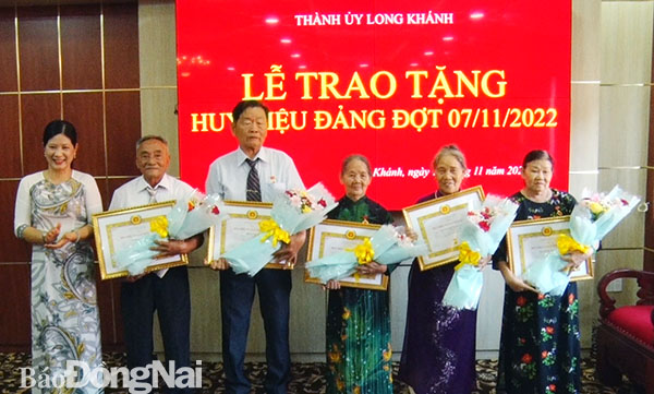 5 đảng viên ở TP.Long Khánh được nhận Huy hiệu 55 năm tuổi Đảng 