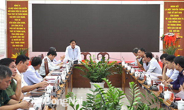 Phó bí thư Thường trực Huyện ủy, Chủ tịch HĐND huyện Tân Phú Trịnh Văn Luận phát biểu tại hội nghị 
