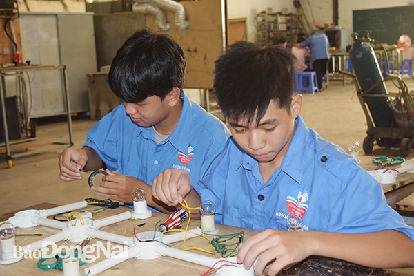 Học sinh Khoa Điện công nghiệp Trường CĐ Hòa Bình Xuân Lộc thực hành lắp đặt điện