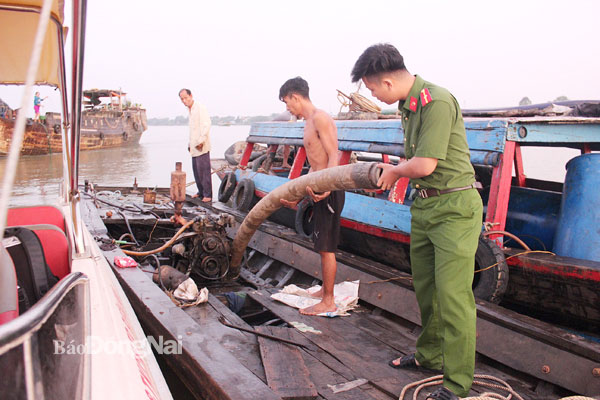 Cán bộ trinh sát Đội Cảnh sát kinh tế, môi trường Công an TP.Biên Hòa tham gia bắt vụ khai thác cát trái phép trên sông Đồng Nai, đoạn qua TP.Biên Hòa. Ảnh: T.Danh