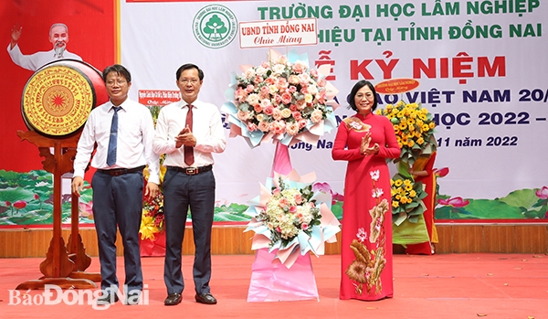 Phó chủ tịch UBND tỉnh Nguyễn Thị Hoàng tặng hoa chúc mừng kỷ niệm Ngày nhà giáo Việt Nam và khai giảng năm học mới 2022-2023 phân hiệu Trường đại học Lâm nghiệp