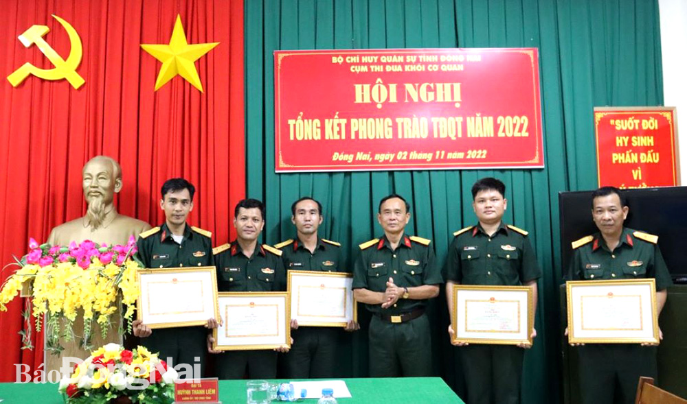 Đại tá Huỳnh Thanh Liêm thừa ủy quyền của Bộ Quốc phòng trao Bằng khen năm 2021-2022 cho các tập thể, cá nhân
