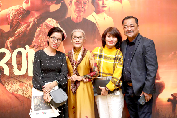 Biên kịch Kim (thứ 2 từ phải sang) tại lễ ra mắt phim Mẹ rơm
