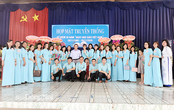 Tập thể giáo viên Trường tiểu học Tân An (H.Vĩnh Cửu) năm học 2019-2020. Ảnh: Đ.Phú