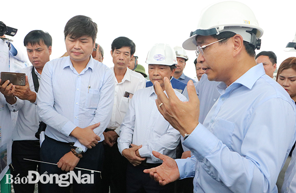 Bộ trưởng Bộ GT-VT Nguyễn Văn Thắng chỉ đạo các đơn vị liên quan đảm bảo tiến độ dự án đường cao tốc Phan Thiết - Dầu Giây trong chuyến đi kiểm tra thực tế vào ngày 22-11.