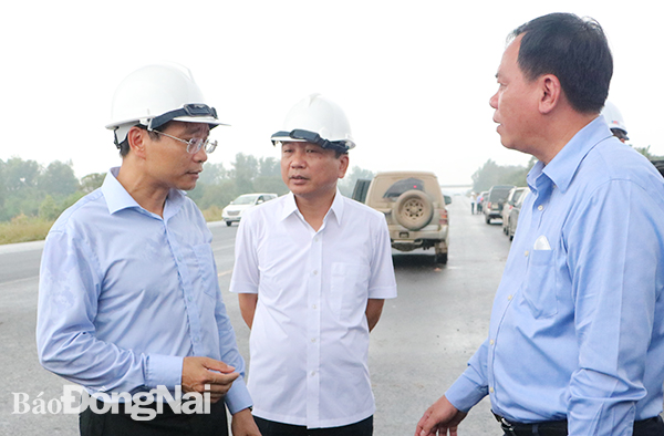 Bộ trưởng Bộ GT-VT Nguyễn Văn Thắng trao đổi với Phó chủ tịch UBND tỉnh Võ Tấn Đức tại chuyến đi kiểm tra thực tế tiến độ dự án đường cao tốc Phan Thiết - Dầu Giây.