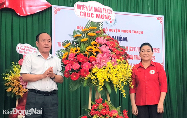 Phó chủ tịch UBND H.Nhơn Trạch Lương Hữu Ích tặng hoa chúc mừng tại buổi lễ