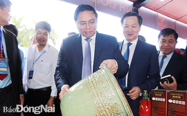 Thủ tướng Chính phủ Phạm Minh Chính tham quan gian trưng bày các sản phẩm thủ công mỹ nghệ của Đồng Nai. (Ảnh: Hoàng Hải)