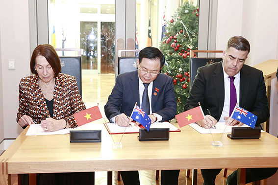 Chủ tịch Quốc hội Vương Đình Huệ ký Thỏa thuận hợp tác giữa Quốc hội Việt Nam và Nghị viện Australia với Chủ tịch Thượng viện Sue Lines (bìa trái) và Chủ tịch Hạ viện Milton Dick