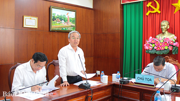 Ủy viên Ban TVTU, Chủ tịch Ủy ban MTTQ Việt Nam tỉnh Cao Văn Quang phát biểu thảo luận
