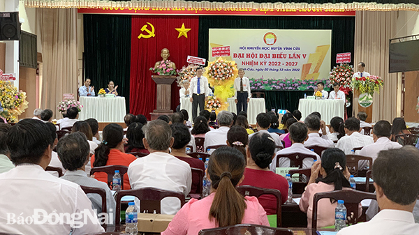 Ông Nguyễn Văn Hóa, Trưởng ban dân vận - Chủ tịch Ủy ban MTTQ Việt Nam H.Vĩnh Cửu tặng hoa chúc mừng đại hội