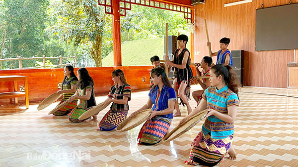 Múa truyền thống của người S’tiêng tại sóc Bom Bo. Ảnh: T.Mộc