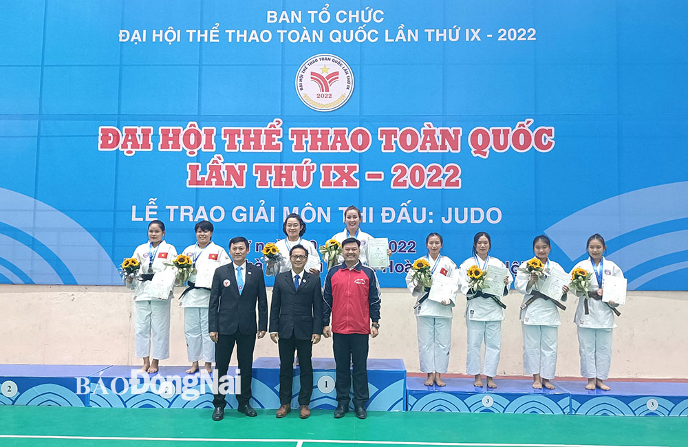 Ông Nguyễn Xuân Thanh, Phó chủ tịch Liên đoàn Thể dục Việt Nam, Phó chủ tịch UBND TP. Biên Hòa cùng ban tổ chức trao huy chương cho các VĐV đạt thứ hạng cao bài Juno Kata 