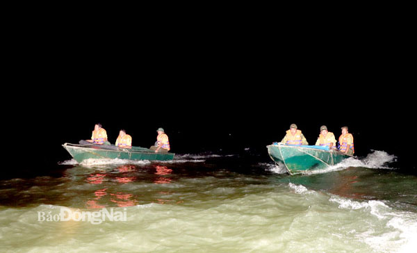 Lực lượng kiểm lâm của Khu Bảo tồn thiên nhiên - văn hóa Đồng Nai tăng cường tuần tra đêm trên hồ Trị An vào dịp cuối năm. Ảnh: N.Liên