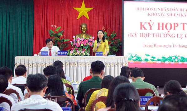 Phó bí thư thường trực Huyện ủy, Chủ tịch HĐND huyện Trảng Bom Nguyễn Thị Nga điều hành kỳ họp