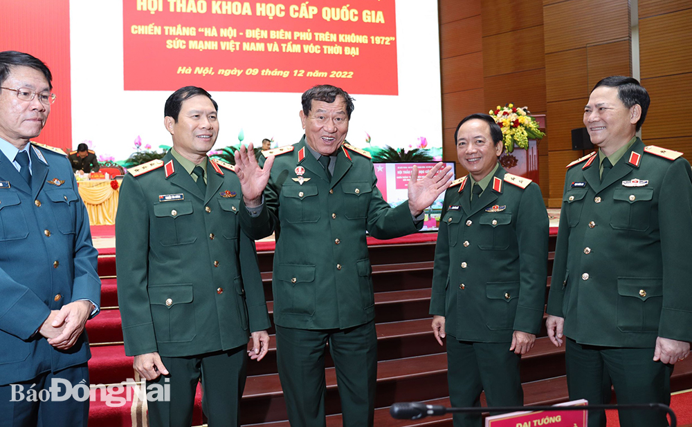 Thủ trưởng Bộ Quốc phòng và Quân chủng Phòng không không quân nghe trung tướng Phạm Tuân (giữa) kể lại ký ức lần đầu đánh gục B-52. Ảnh: N.Hà
