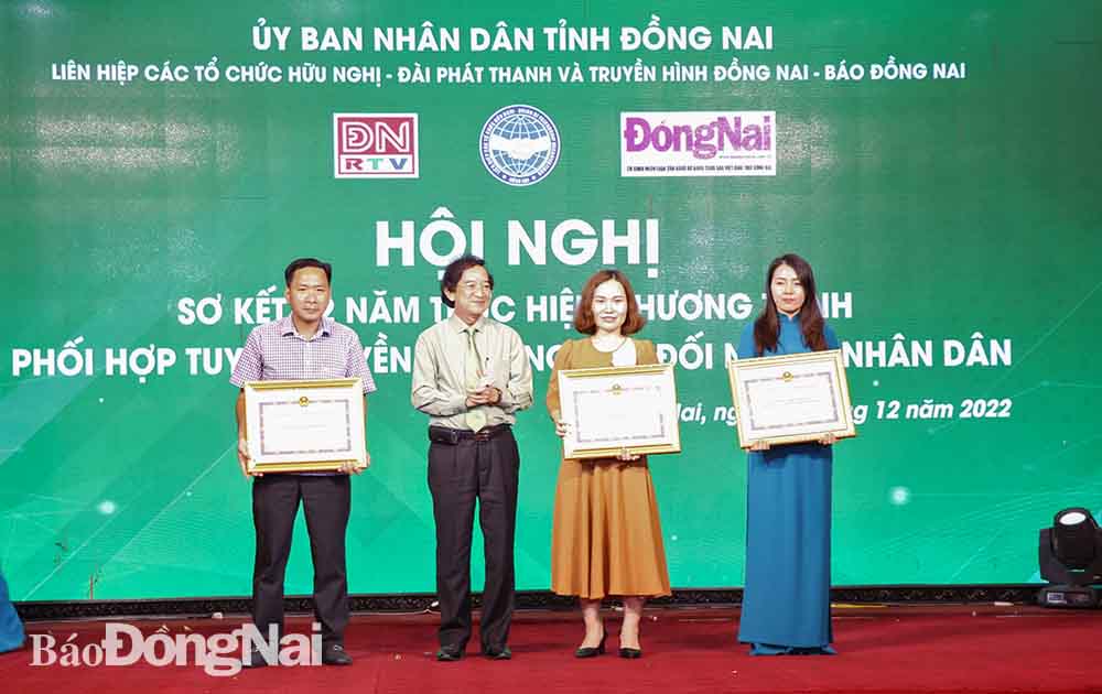 Chủ tịch Liên hiệp các tổ chức hữu nghị tỉnh Nguyễn Thành Trí trao giấy khen cho các tập thể có thành tích xuất sắc trong công tác thông tin đối ngoại nhân dân giai đoạn 2020-2022