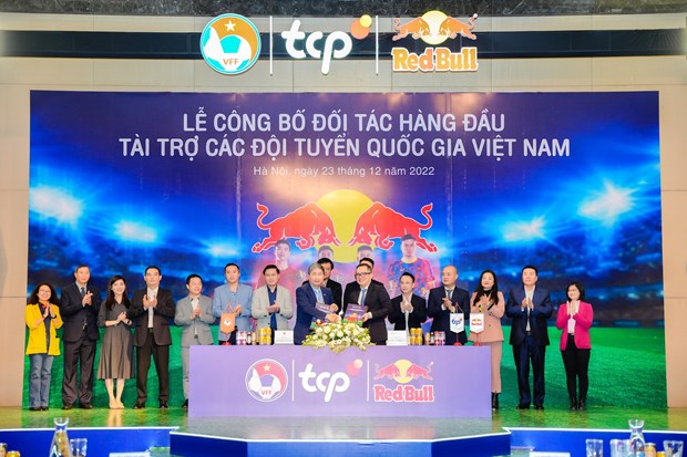 Representatives from the TCP Vietnam Company and the Vietnam Football Federation (VFF) at the ceremony to announce sponsor for national football teams. (Photo: Courtesy of TCP Vietnam)