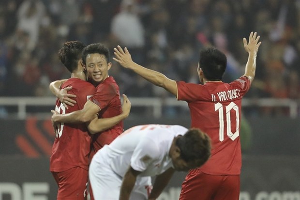 Vietnamese players celebrate their goal in the 3-0 win over Myanmar at the AFF Cup on January 3 in Hanoi. (Photo: VNA)