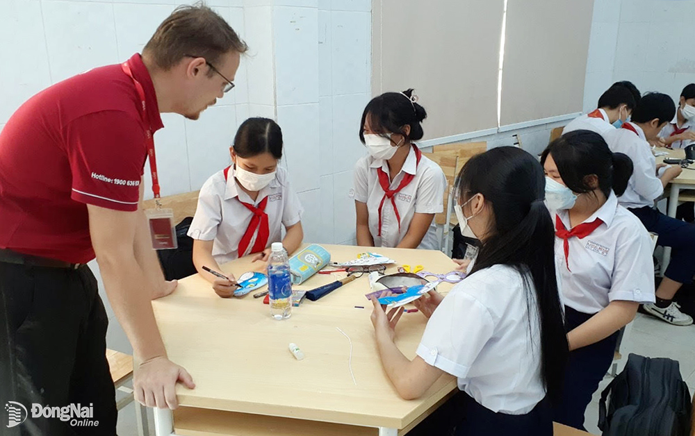 Học sinh Trường THCS Long Bình (P.Long Bình, TP.Biên Hòa) học môn Tiếng Anh tăng cường với giáo viên người nước ngoài. Ảnh: C.Nghĩa