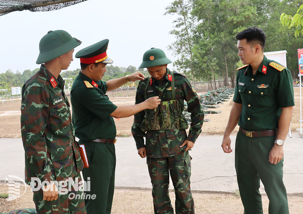 Thủ trưởng Lữ đoàn 87 và cán bộ huấn luyện chỉnh trang quân phục cho chiến sĩ mới