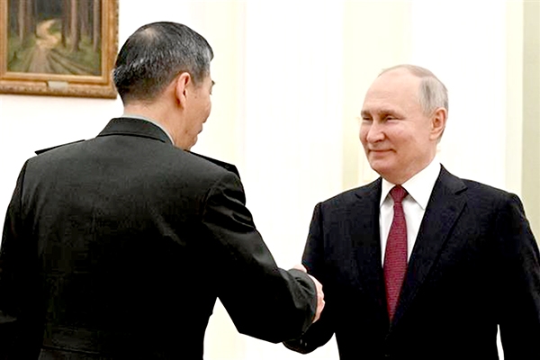 Tổng thống Nga Vladimir Putin (phải) tiếp Bộ trưởng Quốc phòng Trung Quốc Lý Thượng Phúc tại Moskva, Nga ngày 16-4-2023. Ảnh: REUTERS/TTXVN