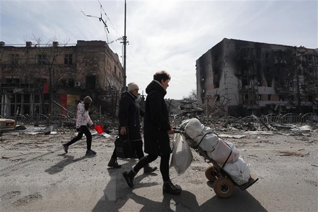 Nhiều tòa nhà bị phá hủy ở Mariupol, Ukraine. (Ảnh: THX/TTXVN)