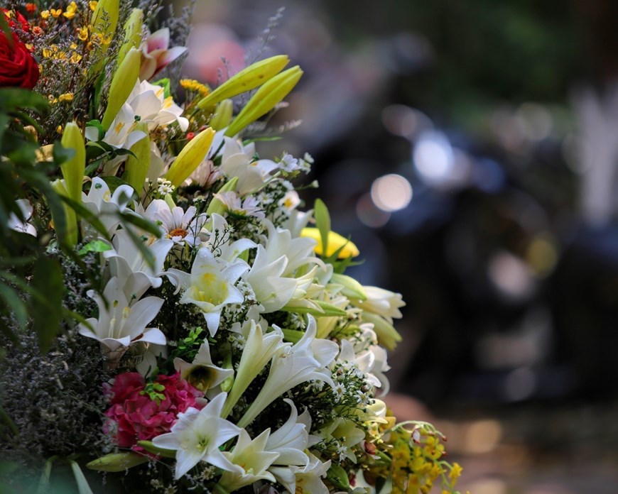 The vibrant Hanoi in early summer suddenly becomes much more poetic and romantic thanks to the presence of Easter lily vendors. 