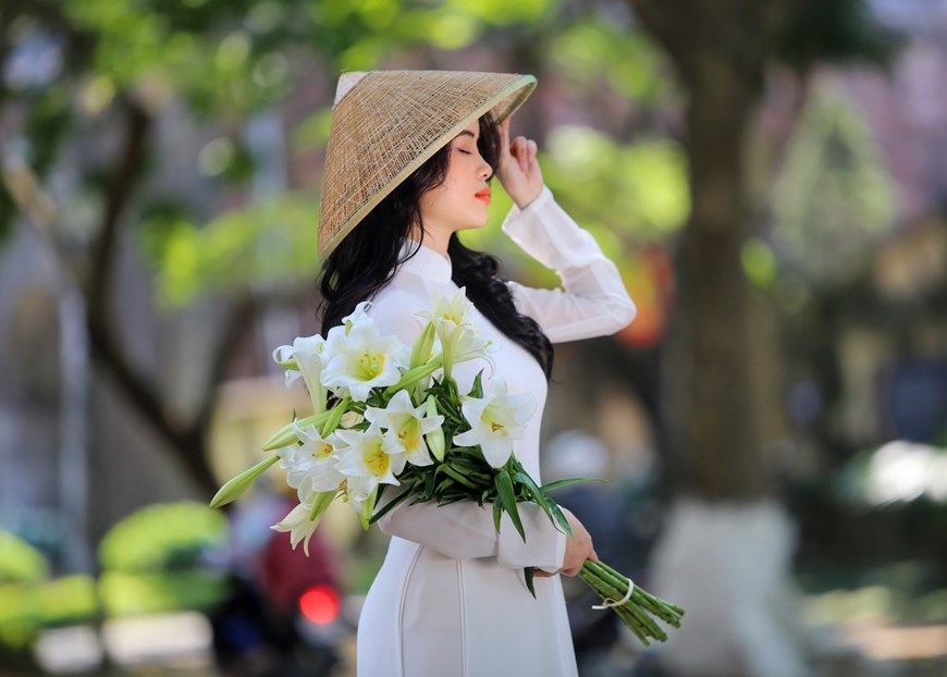 People can buy 10 stalks of Easter lily, enough to fill a room with the light fragrance of the flowers. 