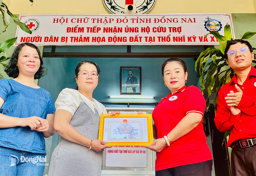 Đại diện Trường tiểu học Lê Văn Tám (P.Quang Vinh, TP.Biên Hòa) trao số tiền 27,95 triệu đồng cho Hội Chữ thập đỏ tỉnh. Số tiền này do tập thể học sinh, giáo viên nhà trường đóng góp để trợ giúp người dân Thổ Nhĩ Kỳ và Syria vượt qua khó khăn do thảm hoạ động đất. (ảnh: Hoàng Nhung)