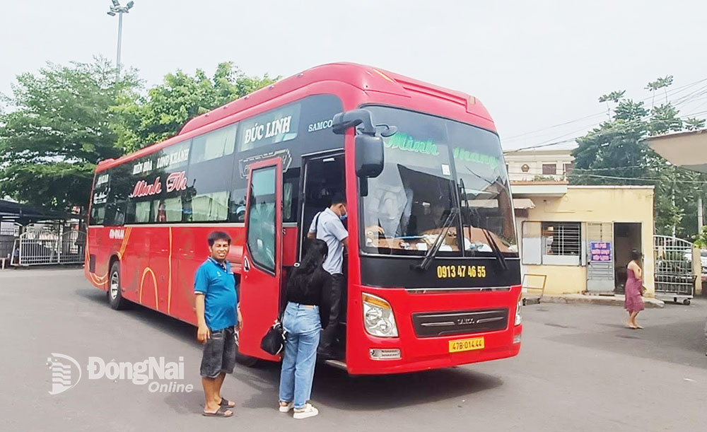 Hành khách đón xe tại bến xe Biên Hòa (P.Quang Vinh, Tp.Biên Hòa) để về quê trong dịp nghỉ lễ; ảnh chụp lúc 9 giờ sáng 29-4