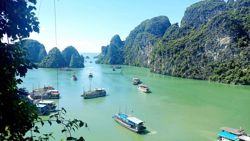 Ha Long Bay is home to nearly 2,000 islets and endowed with a spectacular emerald beauty. 