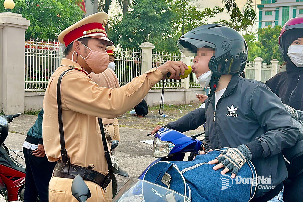 Trạm Cảnh sát giao thông Ngã ba Thái Lan (Phòng Cảnh sát giao thông, Công an tỉnh) kiểm tra nồng độ cồn người điều khiển xe máy trên quốc lộ 51 trong dịp nghỉ lễ 30-4  Ảnh: Đăng Tùng