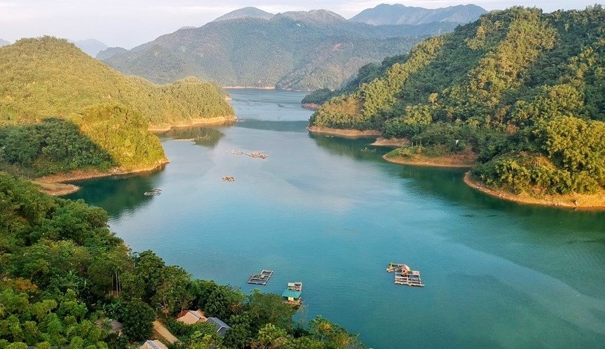 Hoa Binh is home to many must-see places, such as Thung Nai eco-tourism area, Tu Son waterfall, Mai Chau tourism area, Thien Long cave, Kim Boi hot spring, Hoa Binh hydropower plant. 