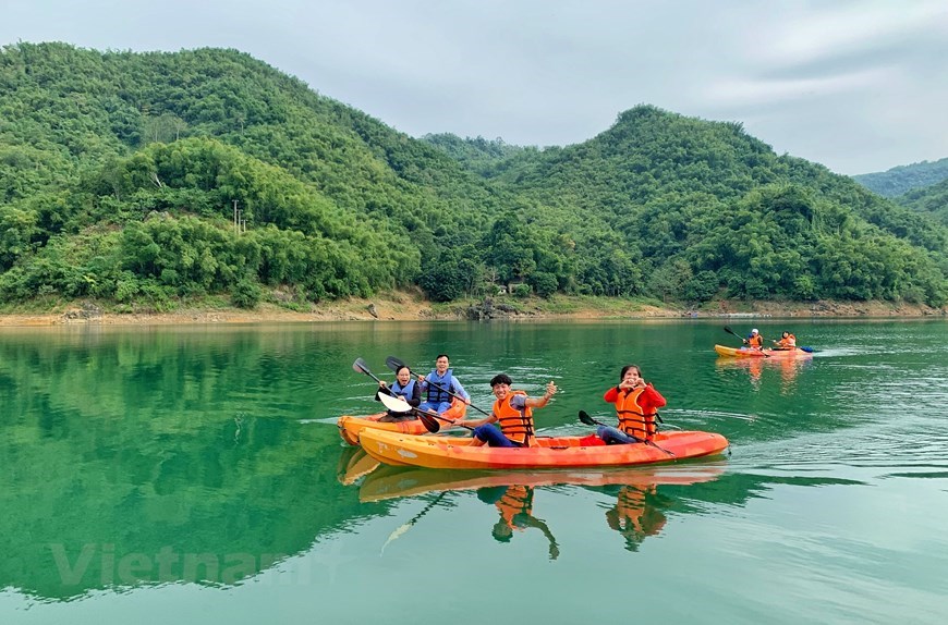 Experiencing kayaking on crystal blue lake.